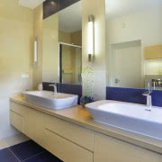 Szyba kominka jest ruchoma. Gdy gospodarze mają...