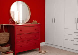 Czerwony - najtrudniejszy kolor w aranżacji wnętrz. Jak urządzić mieszkanie z kolorem czerwonym?