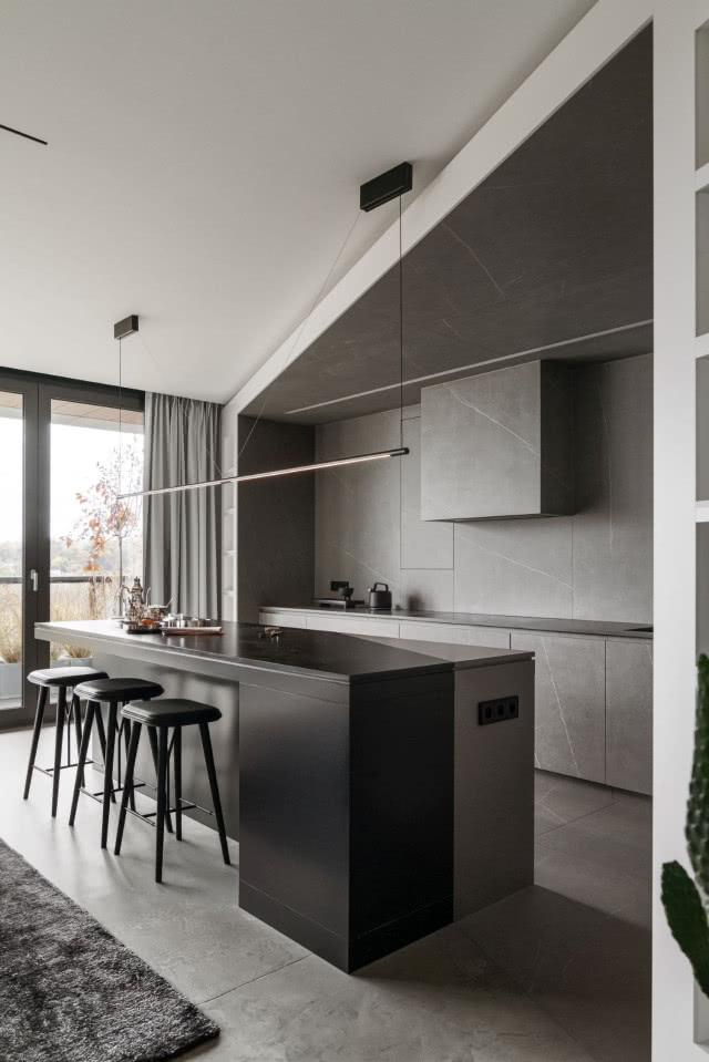 szara kuchnia z czarną wyspą