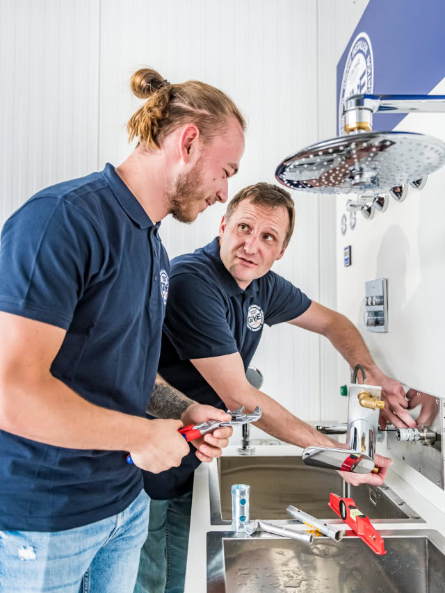 baterie umywalkowe i wannowe marki GROGE, deszczownica, pokaz montowania baterii, zlewozmywak dwukomorowy, 