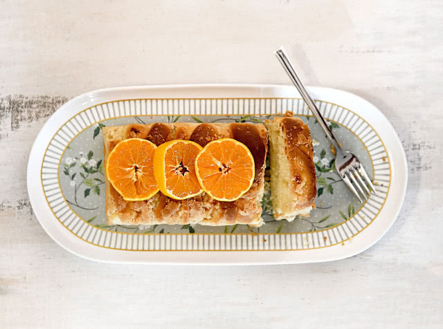 porcelana z letnim motywem kwiatowym, ryba na półmisku