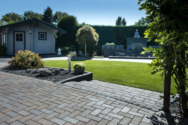 kostka brukowa, trawnik, rzeźba, fontanna, domek letniskowy, domek na narzędzia