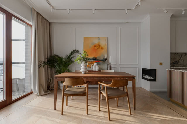 Drewniany stół do jadalni