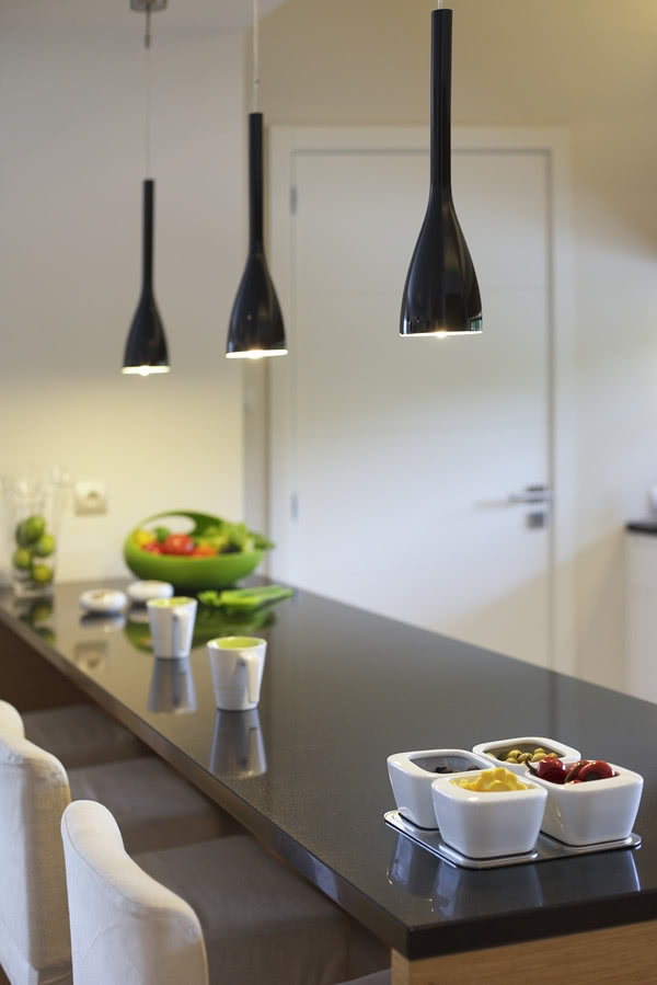 Blat kuchenny z czarnego granitu wygląda bardzo...