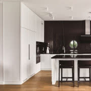 W małej łazience postawiono na minimalizm....