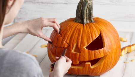 Lampion z dyni - jak wyciąć dynię na Halloween?