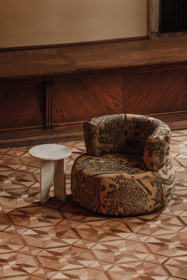 NGDesign - obły fotel z brązowej tkaninie