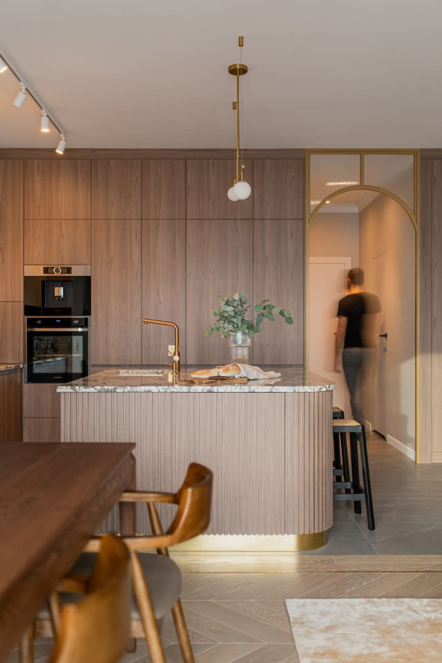 Mieszkanie vintage z zaokrągloną wyspą kuchenną