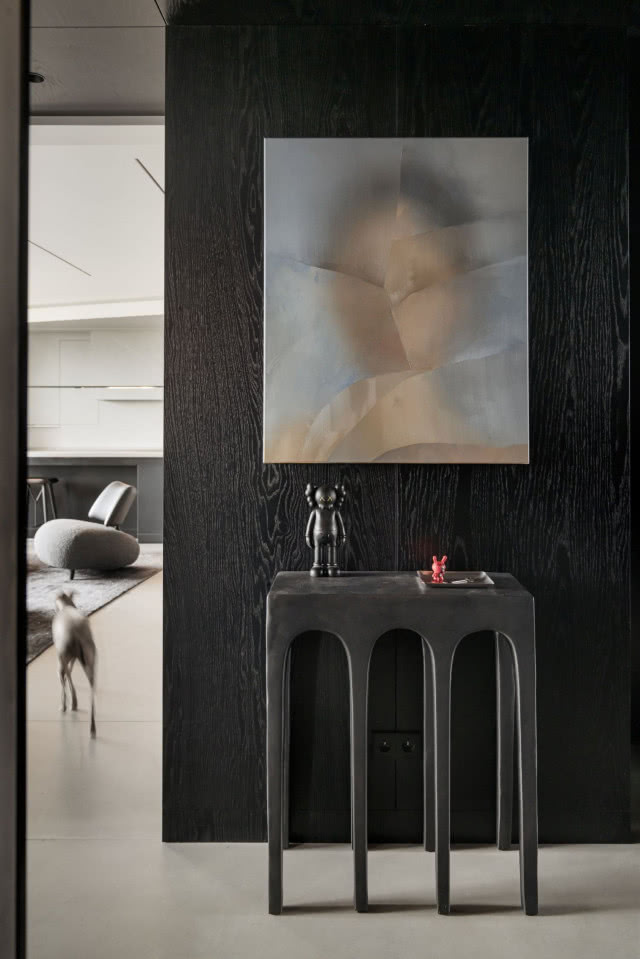 czarna ściana w przedpokoju