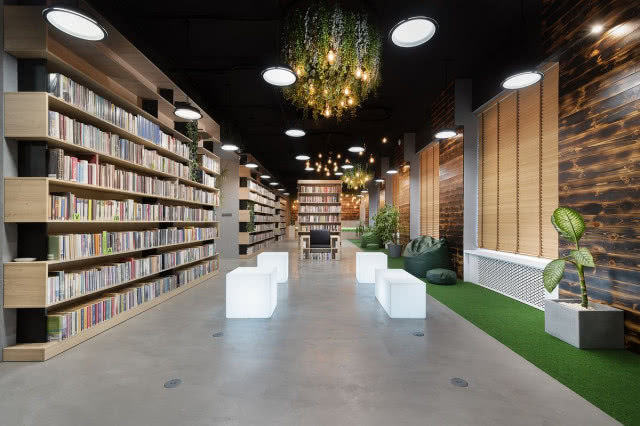 widok na świecące stołki i zielony fragment podłogi