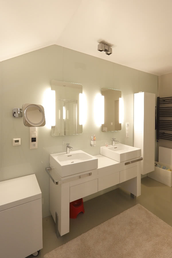 Ściany łazienki są wyłożone nie płytkami, ale...