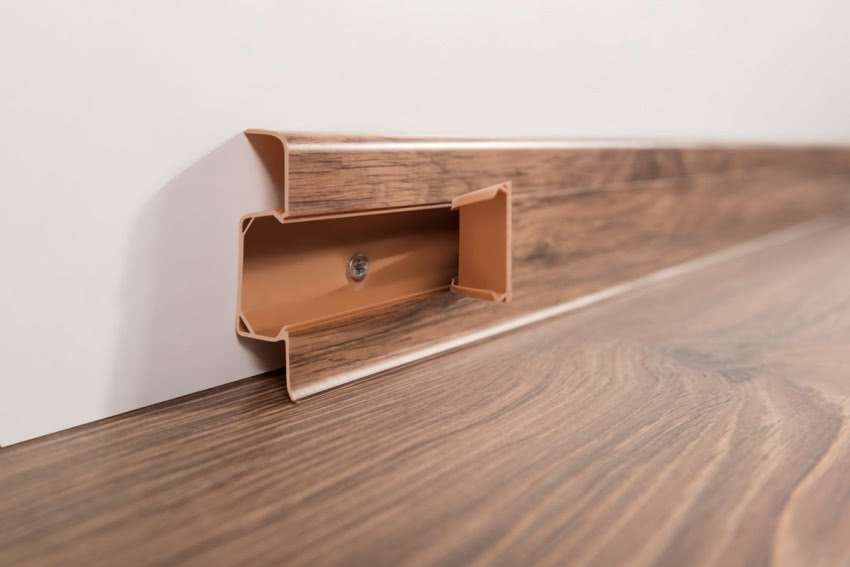 W listwie przypodłogowej Esquero znajduje się...