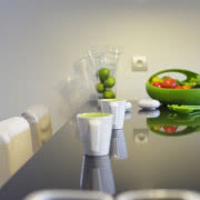 Szyba kominka jest ruchoma. Gdy gospodarze mają...