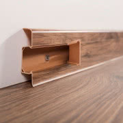 W listwie przypodłogowej Esquero znajduje się...