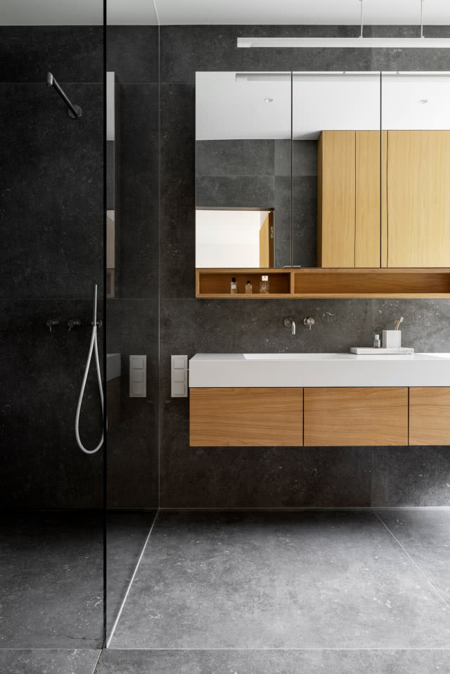 drewniana zabudowa w łazience