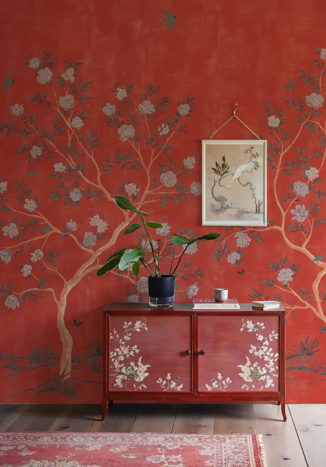 czerwona tapeta na ścianie