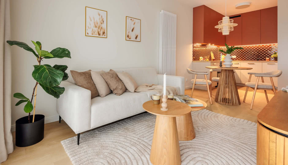 Kuchnia w kolorze terakoty i łuki! Pomysł na małe mieszkanie 