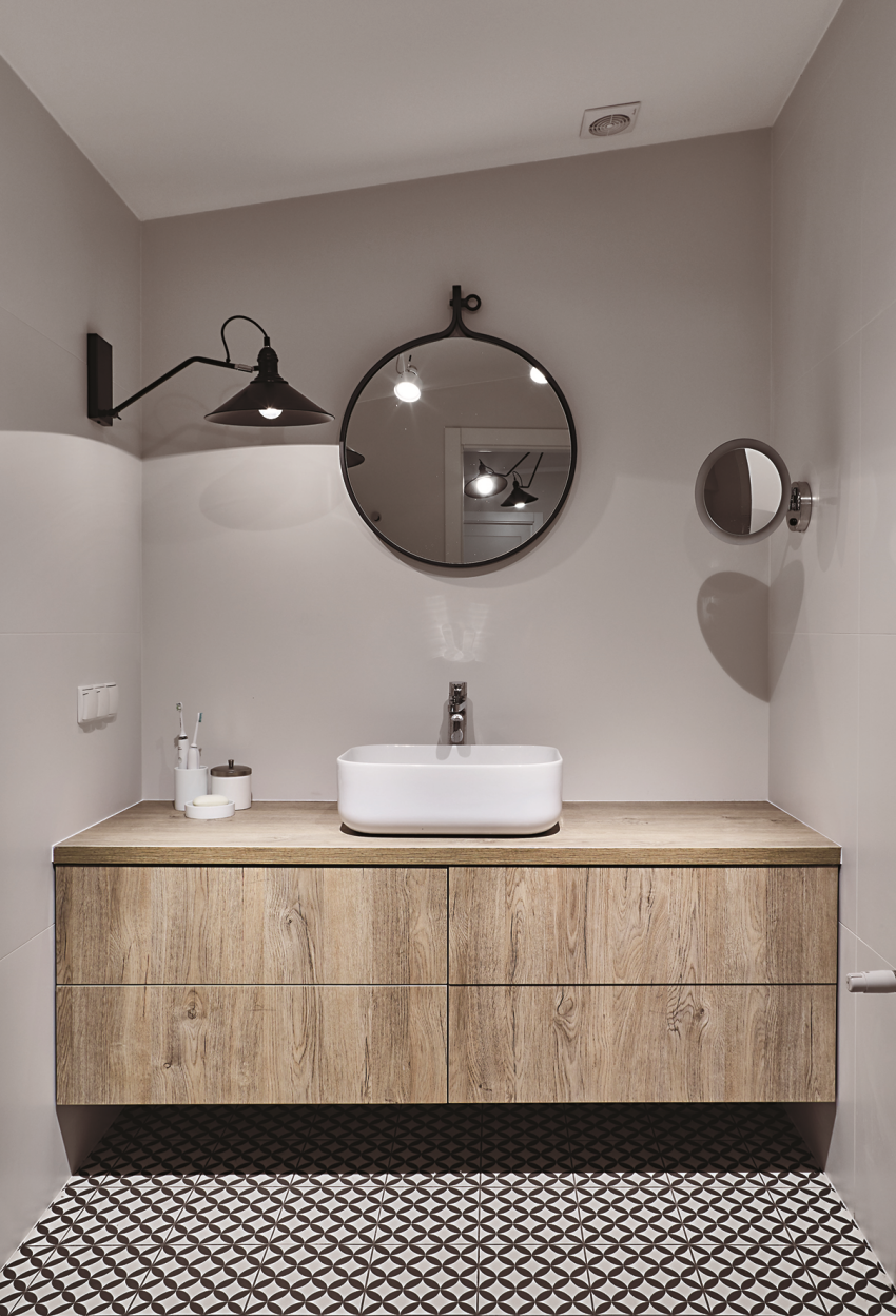 W małej łazience postawiono na minimalizm....