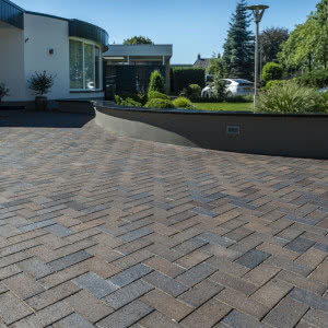 Dlaczego warto wybrać kostkę brukową do ogrodu i na taras?