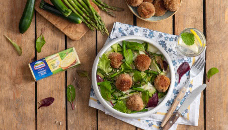 Klopsiki serowe podane na sałatce z grillowanych szparagów i wstążek z cukinii