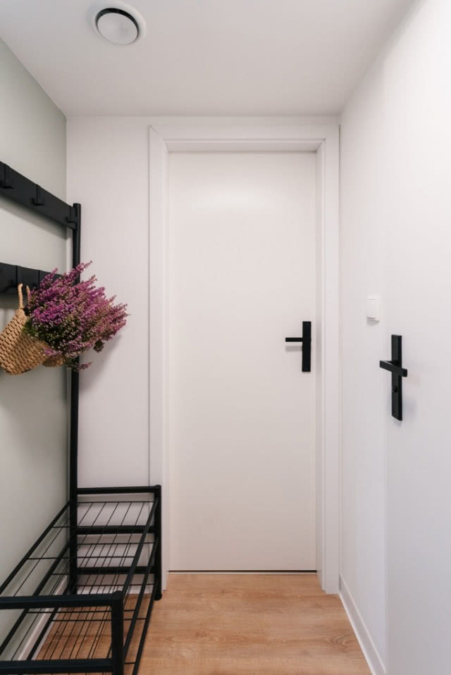 drzwi wejściowe, korytarz z wieszakiem
