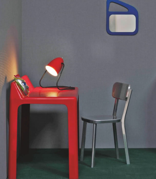 czerwony pasuje do szarego