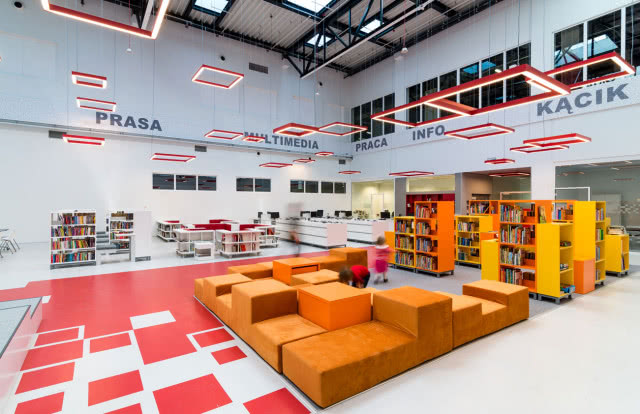 duża przestrzeń z siedzeniami