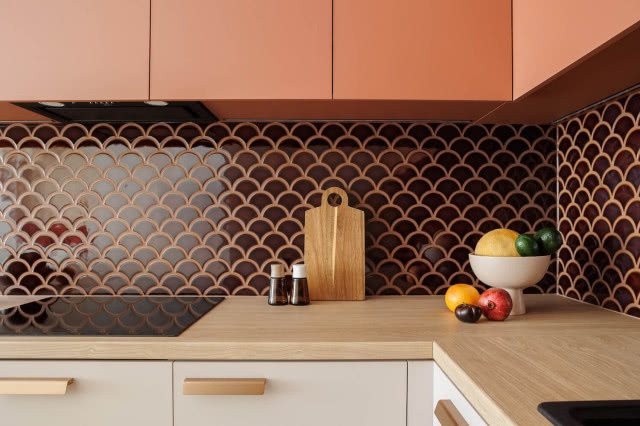 mozaika ceramiczna na ścianie nad blatem