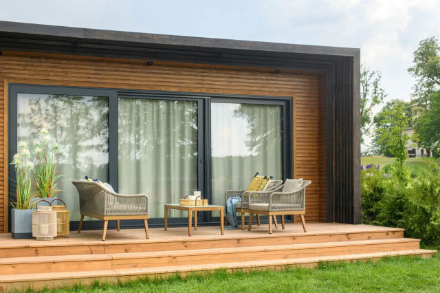 Fotele i kanapy Lorra równie dobrze zaprezentują się na tarasie, co w salonie wychodzącym na ogród.