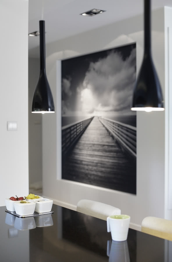 Fotografia wiodącego w dal pomostu  dodaje...