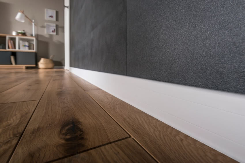 Biała listwa przypodłogowa pasuje do każdej...