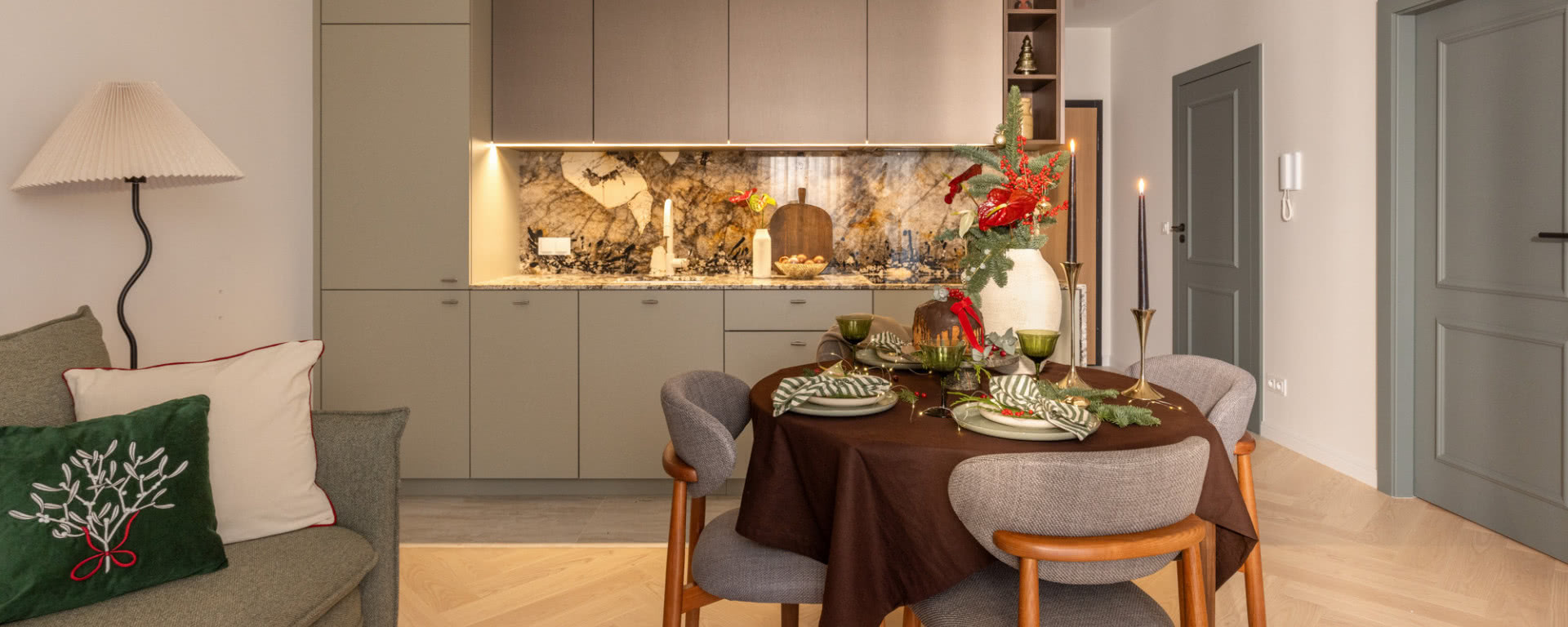 Kolory natury i nowoczesny styl. Aranżacja mieszkania w świątecznej odsłonie