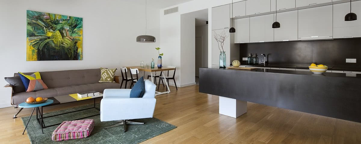 Oszczędność form i kolorów - mieszkanie w centrum Warszawy