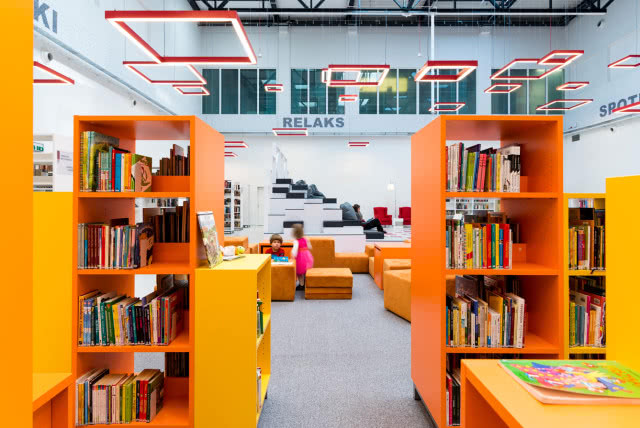 między regałami widać zaciszny kącik