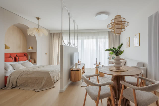 jasne ściany w salonie