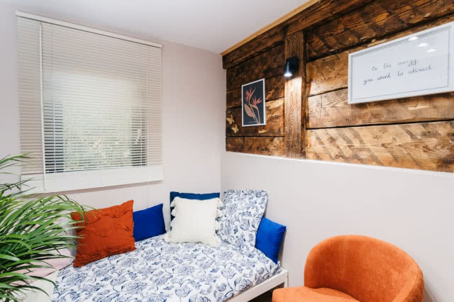 sypialnia, ściana z widocznymi starymi belami