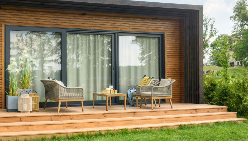 Trendy wychodzą w plener: urządzamy wygodną strefę letniego relaksu