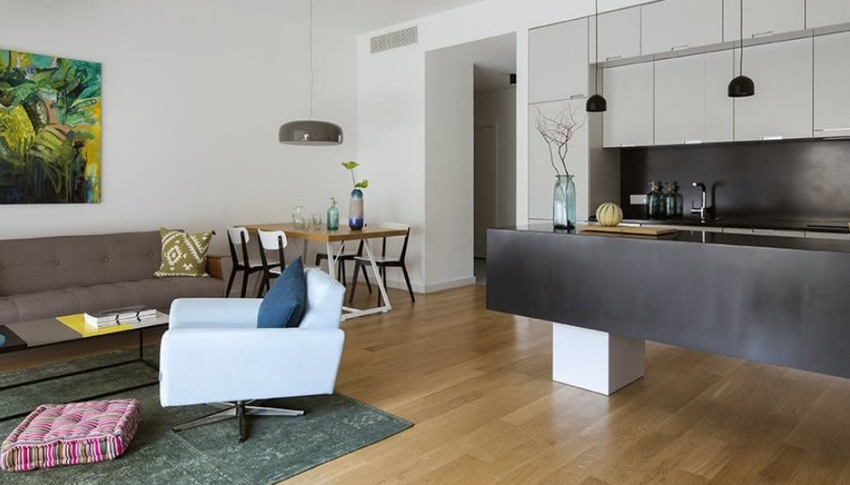 Oszczędność form i kolorów - mieszkanie w centrum Warszawy