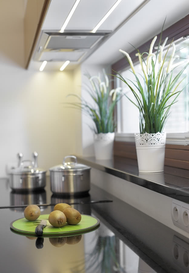 Z biało-dębową zabudową ładnie kontrastuje...