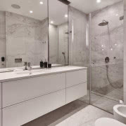 W małej łazience postawiono na minimalizm....