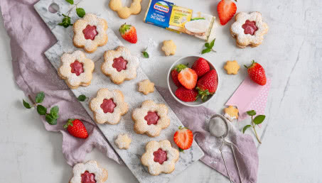 Ciasteczka z okienkiem z musem z rabarbaru i serka kremowego śmietankowego