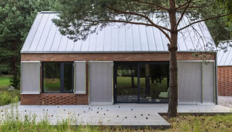 Ceglany dom na Kaszubach. Designem nawiązuje do stylistyki regionu!