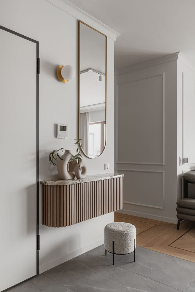 Niewielki przedpokój ze ścianą w sztukaterię