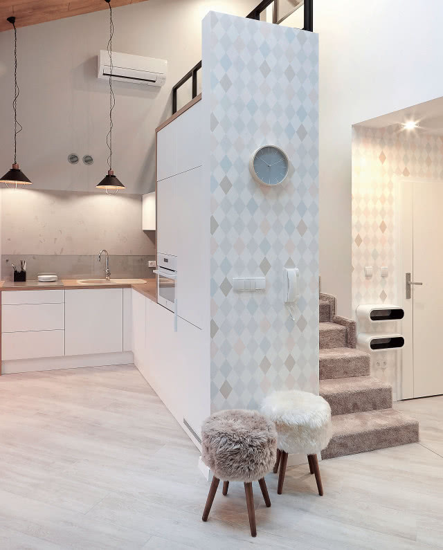 Przedpokój i fragment kuchennej ściany zdobi tapeta marki Flügger