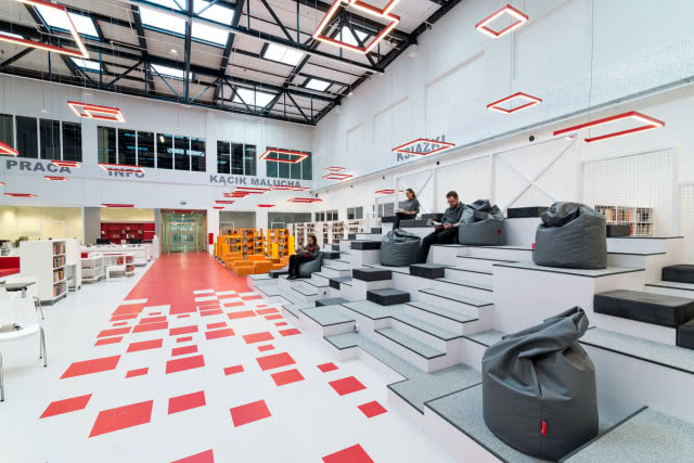 szare schodki, na których można przysiąść