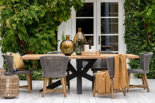Kolekcja Exa zwraca uwagę drewnianą konstrukcją i plecionką przypominającą rybacką sieć. wazony, koce, poduszki, krzesłą