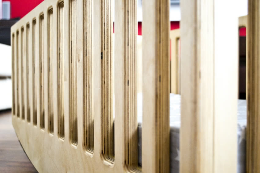 Wykonane z brzozowej sklejki łóżeczko jest...