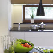 Szyba kominka jest ruchoma. Gdy gospodarze mają...