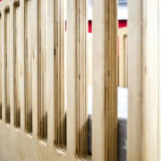 Wykonane z brzozowej sklejki łóżeczko jest...