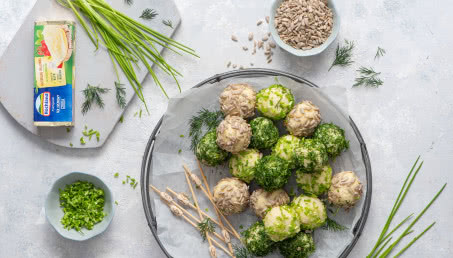 Kulki z kaszy jaglanej i serka kremowego gouda ze słonecznikiem, koperkiem, szczypiorkiem